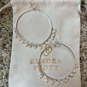 KENDRA SCOTT LARGE HOOP PEARL EARRINGS